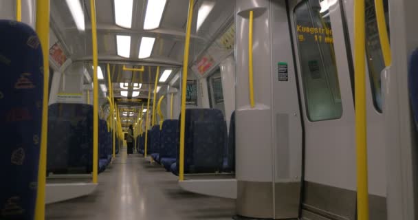 Passageiros entrando no trem do metrô — Vídeo de Stock