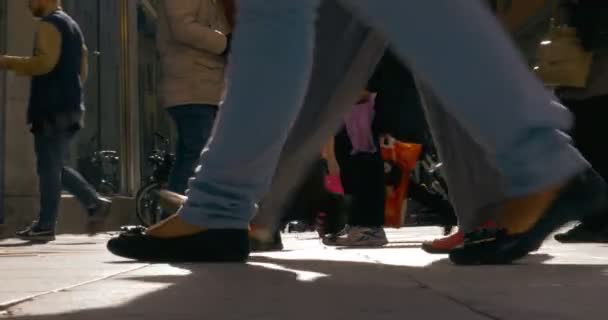 Calle de la ciudad llena de gente durante el día — Vídeos de Stock