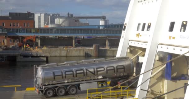 Tankwagen aan boord van de veerboot — Stockvideo