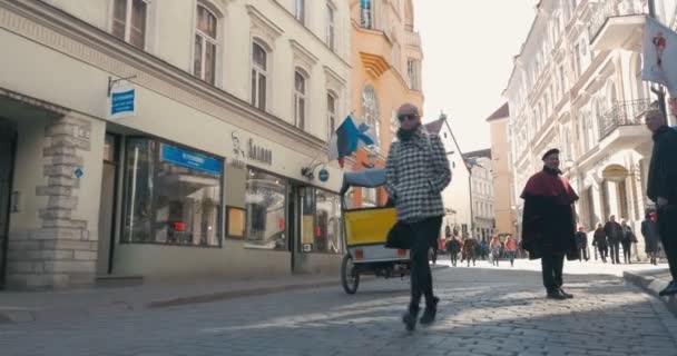 Старая городская улица с магазинами и ходячими людьми — стоковое видео