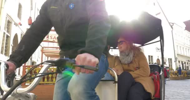 Homme et femme faisant du tourisme en taxi à vélo — Video