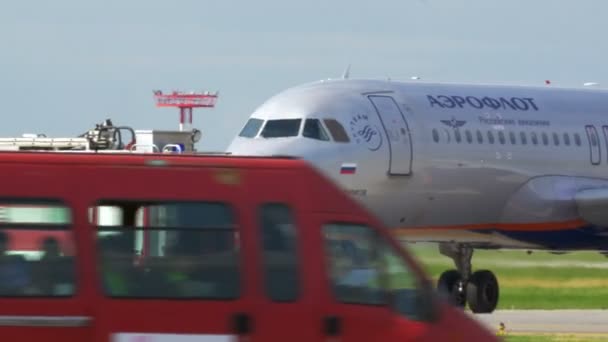 Passagierflugzeug bewegt sich im Flughafenbereich — Stockvideo