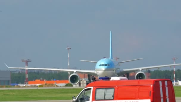 Jet de pasajeros que se dirige a la pista — Vídeo de stock