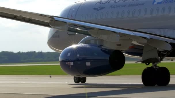 Aeroflot yolcu uçağının pistte taşınması — Stok video