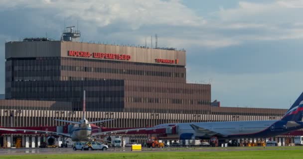 Upptagen tid på Sheremetyevo flygplats — Stockvideo