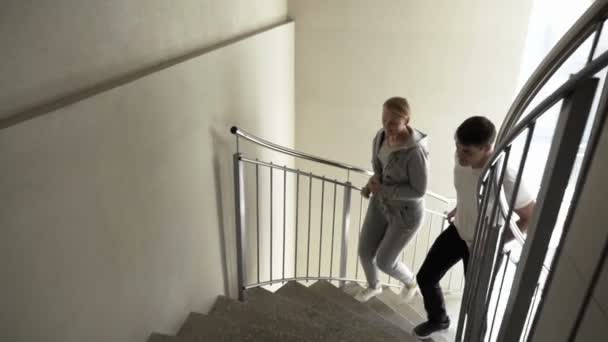 Casal Running Up the Spiral Stairs — Vídeo de Stock