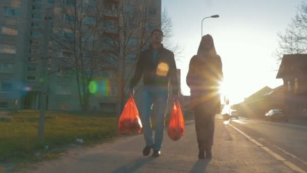 Par som åker hem efter shoppingen — Stockvideo