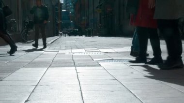 Stockholm Caddesi'nde Yürüyen İnsanlar Düşük Açılı