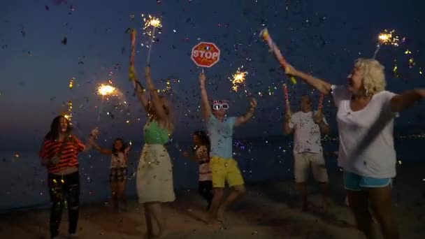 Новогодняя вечеринка на пляже — стоковое видео