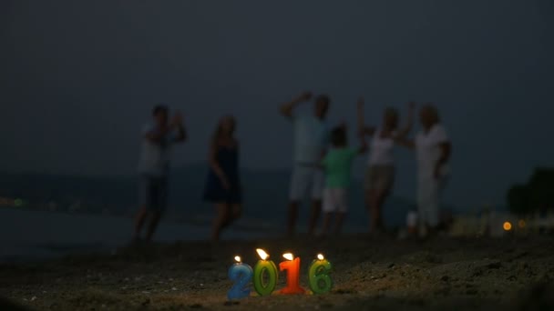 Fiesta familiar en la playa para celebrar el Año Nuevo 2016 — Vídeos de Stock