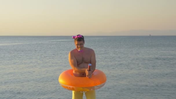 Hombre con galleta confeti en la playa — Vídeos de Stock