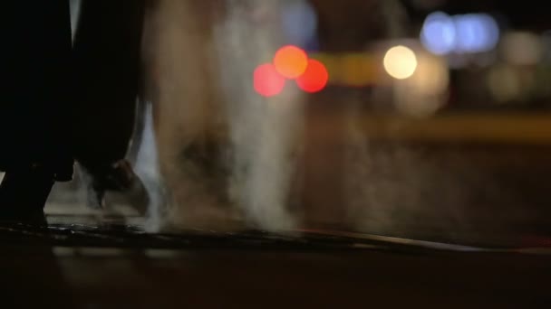Scène urbaine avec trou d'homme fumant — Video