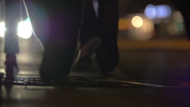 La gente cammina sopra tombino fumante di notte — Video Stock
