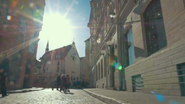 Gamla gatan i Tallinn, Estland upplyst med sol — Stockvideo