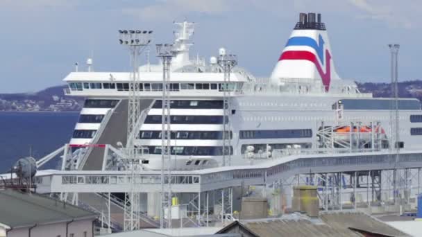 Navio de ferry grande atracado no porto — Vídeo de Stock