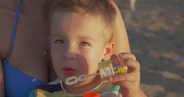 Garçon pousse des bulles d'air — Video