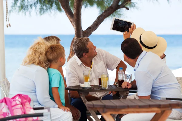 Selfie familiar con tablet PC en la cafetería al aire libre en el resort —  Fotos de Stock