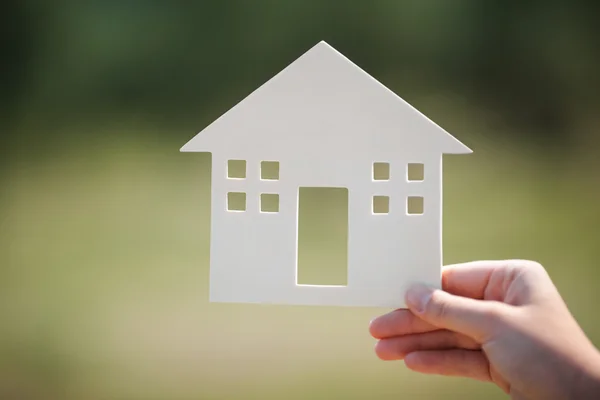 Hand holding house model outdoor — Stockfoto