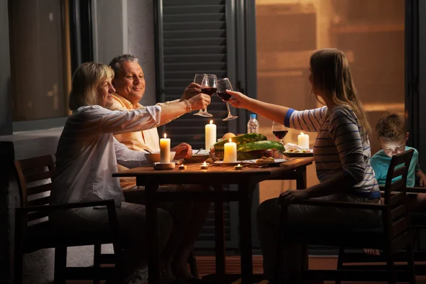 Quiet family dinner in the backyard — 图库照片