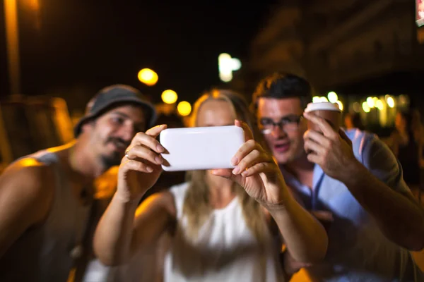 Friends selfie at night — Stockfoto