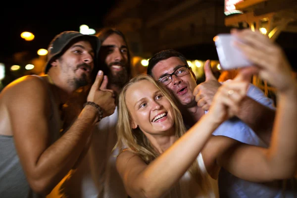 Glückliche Freunde Selfie mit erhobenem Daumen — Stockfoto