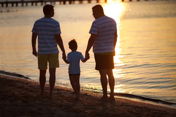 Três gerações masculinas junto ao mar ao pôr-do-sol — Fotografia de Stock