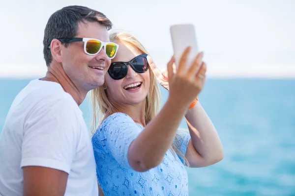 Happy summer selfie of young couple in sunglasses — Stock fotografie