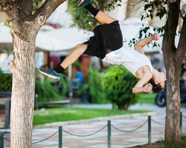 Junge Athletin macht extreme Akrobatik im Freien — Stockfoto