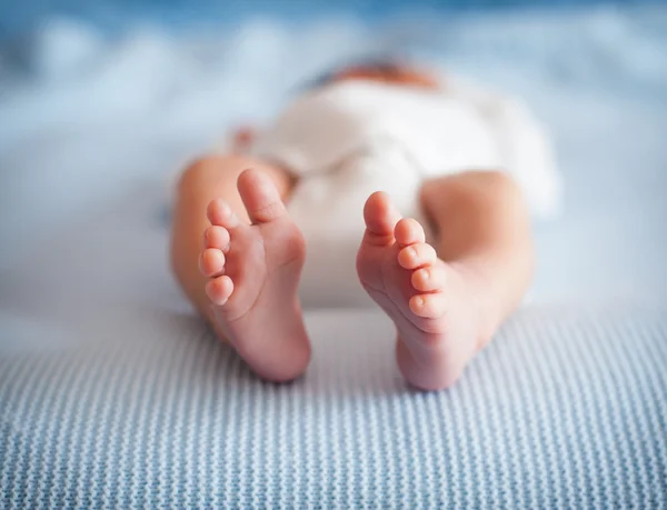 Piccoli piedi bambino — Foto Stock