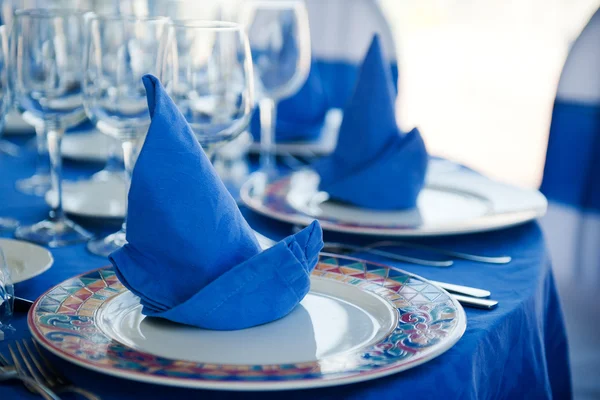 Schöner Tisch mit blauen Servietten — Stockfoto