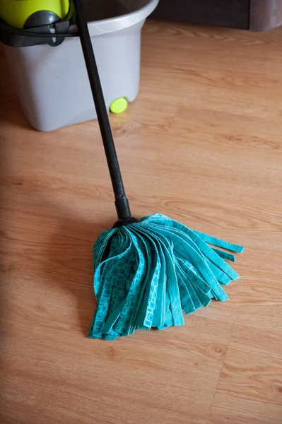 Mop con un secchio — Foto Stock