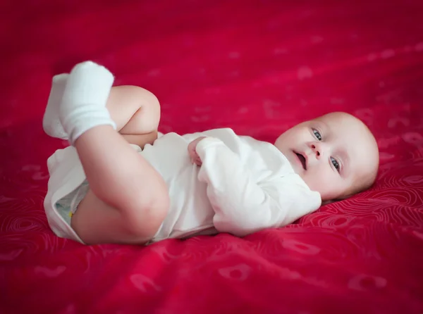 Linda niña es de cuatro meses — Foto de Stock