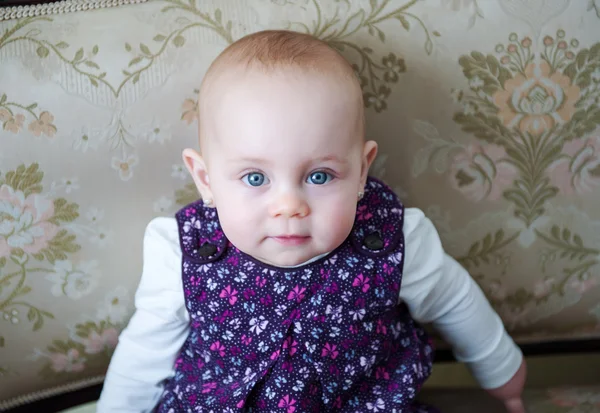 Retrato de una linda niña — Foto de Stock