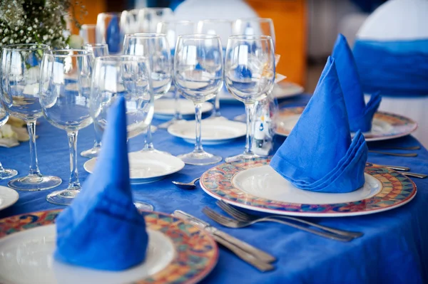 Schöner Tisch mit blauen Servietten — Stockfoto