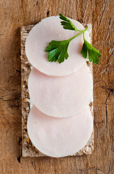 Crisp bread with ham and cream cheese — Stock Photo, Image