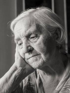 Oldukça yaşlı büyükanne