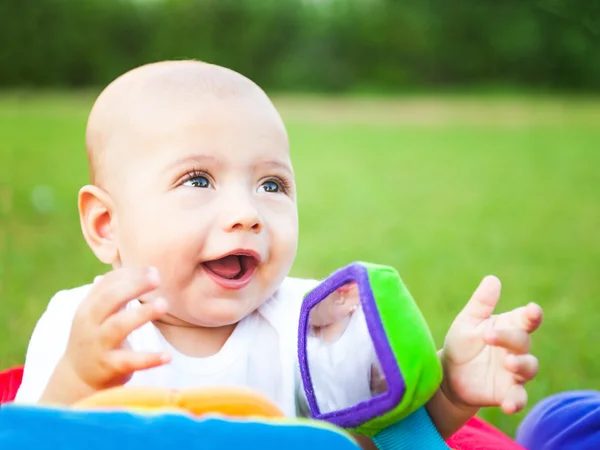 Vrolijke schattige jongen over de aard — Stockfoto