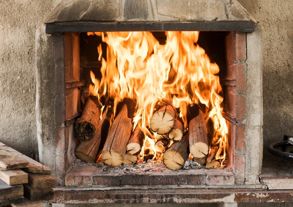 Burning wood in the fireplace — Stock Photo, Image