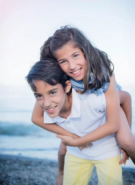 Jongen en meisje aan het lachen — Stockfoto