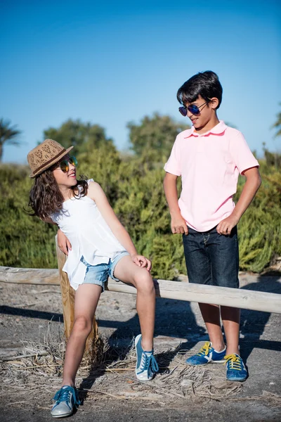 Mode jongen en meisje — Stockfoto