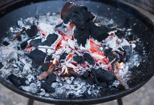 Feu de charbon de bois brûlant — Photo