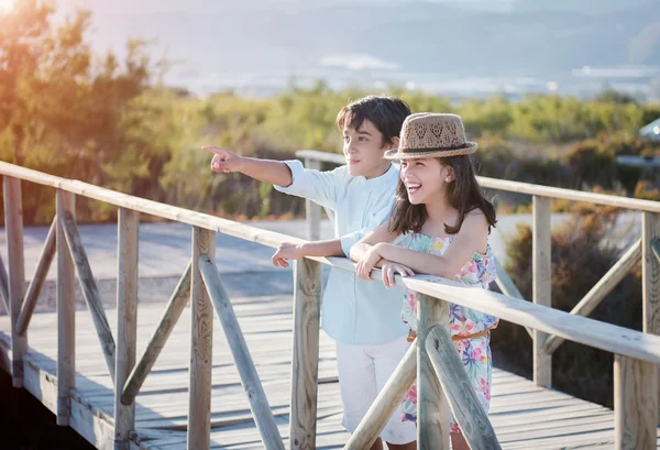 Engraçado lindo menino e menina — Fotografia de Stock