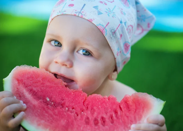 Pretty girl eats ripe watermelon — Stock Photo, Image