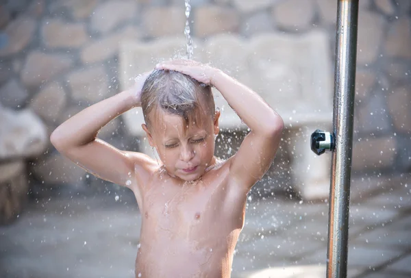 Cute boy bathes in the outdoor shower — Stock Photo, Image
