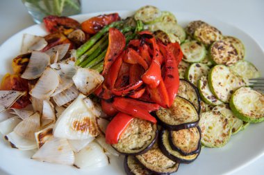 birçok farklı sebze bir tabak ızgara