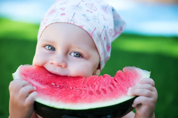 Pretty Little beautiful girl eats ripe watermelon — Stock Photo, Image