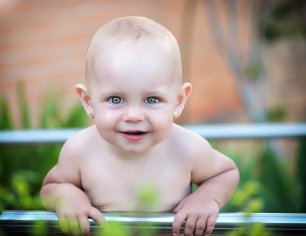 Bonito alegre bebê menina — Fotografia de Stock