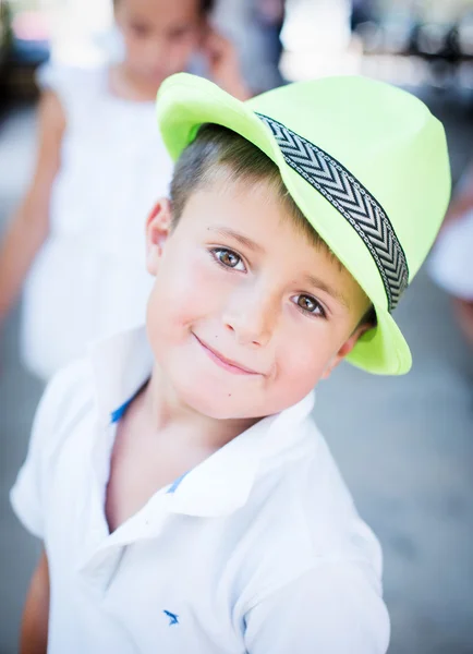 Schattige jongen in een hoed op een achtergrond van de natuur — Stockfoto