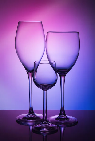 Drei verschiedene Weingläser auf farbigem Hintergrund — Stockfoto