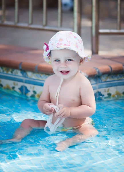 Cute toddler girl playing in swimming pool — Stock Photo, Image